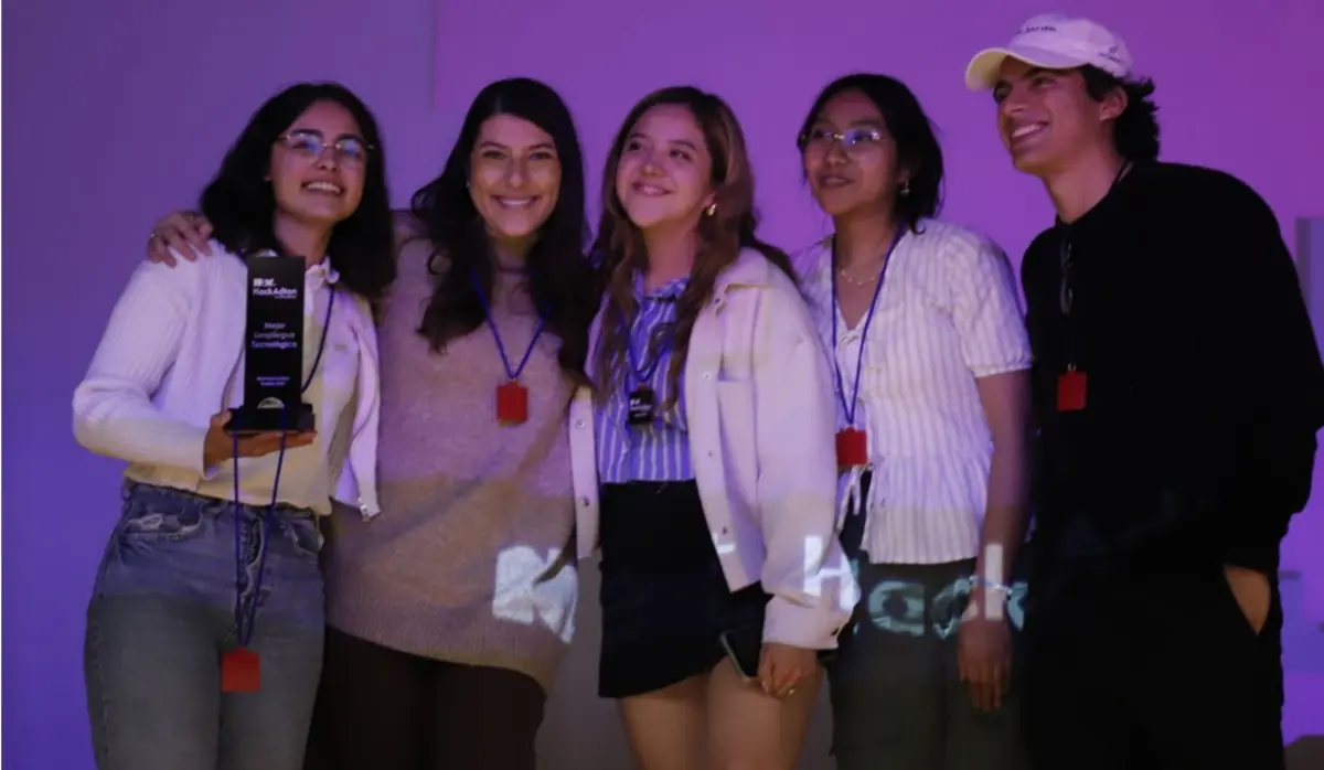 Equipo Disrupteam, ganador de Mejor Despliegue Tecnológico en HackAdton Puebla 2025
