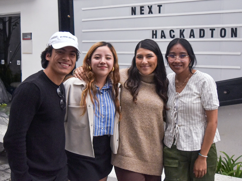 Equipo colaborando en HackAdton Puebla 2025